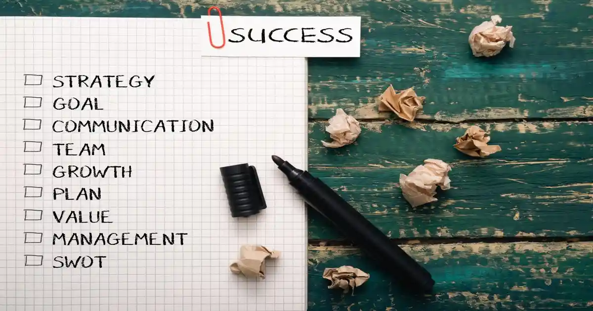 Empresário com checklist de 12 dicas para abrir empresa com segurança em 2026