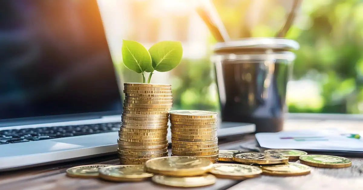 Empresário planejando capital social e investimento inicial para abertura de empresa