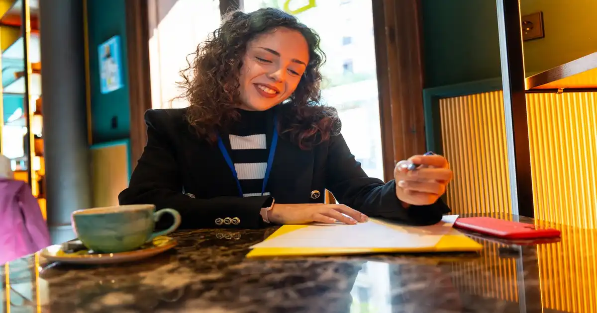 Empresário assinando documentos para abertura de empresa com vista de Florianópolis ao fundo