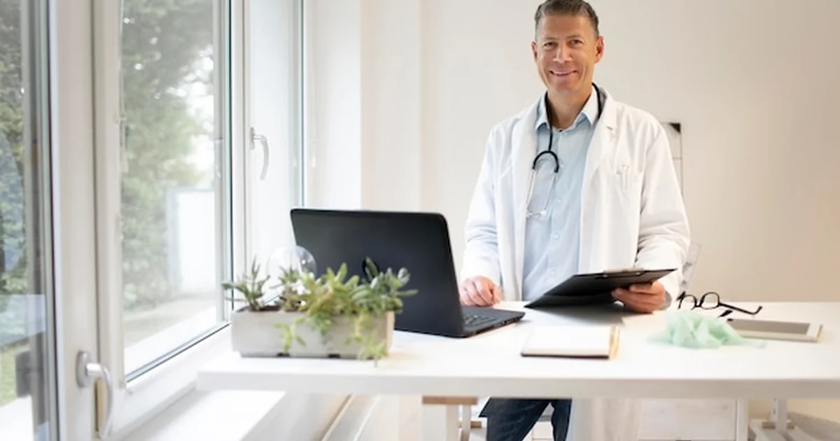 Médico assinando contrato de abertura de clínica