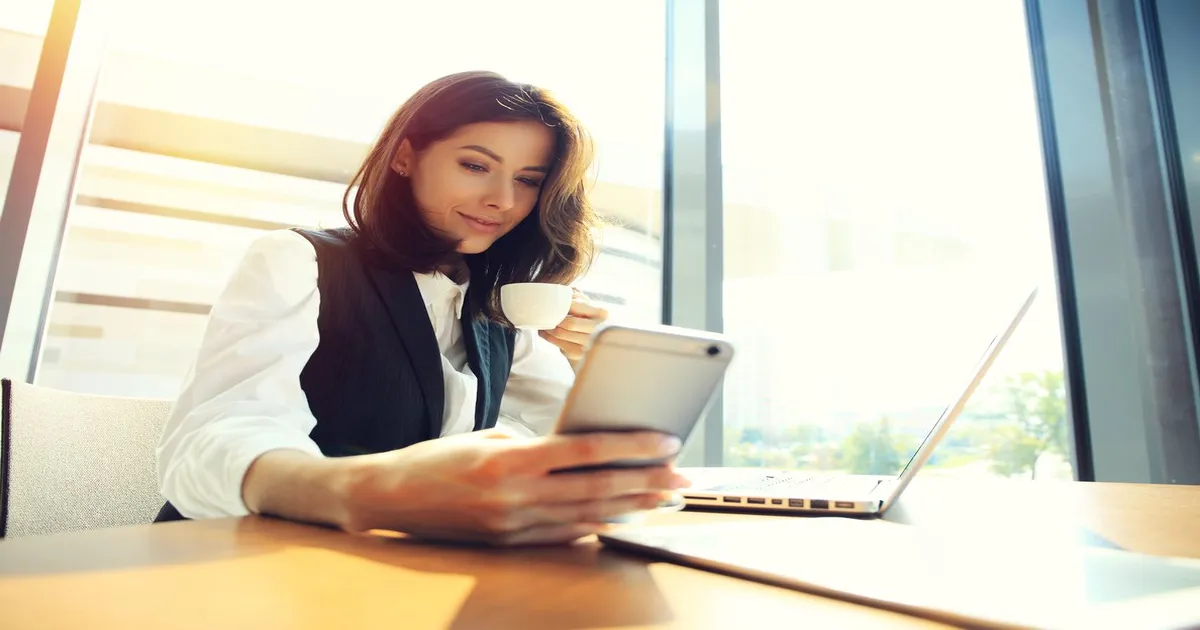 Empresário abrindo empresa online pelo notebook em processo digital