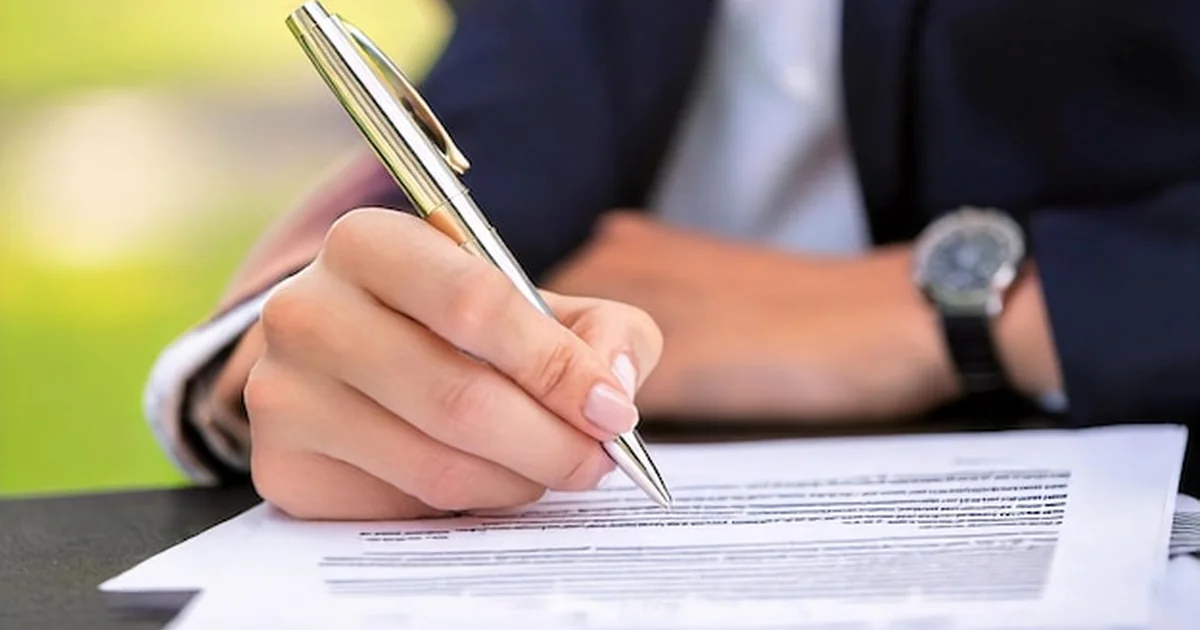 Mapa de Santa Catarina e documentos de abertura na JUCESC