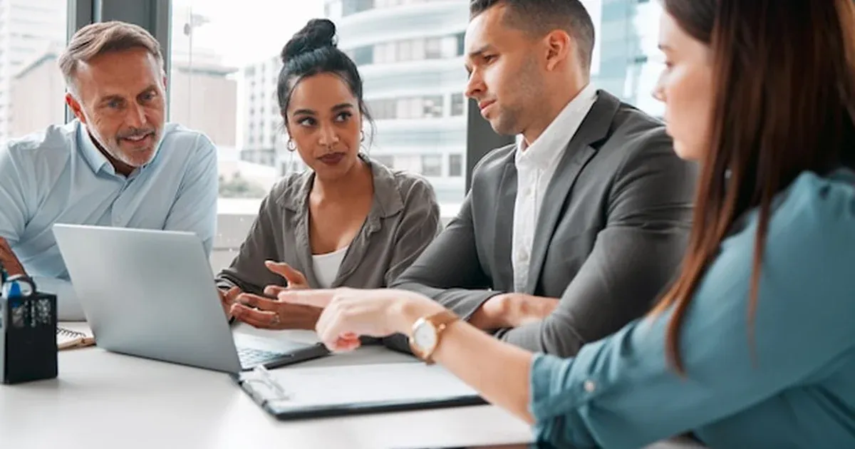 Profissionais de serviços em reunião de consultoria