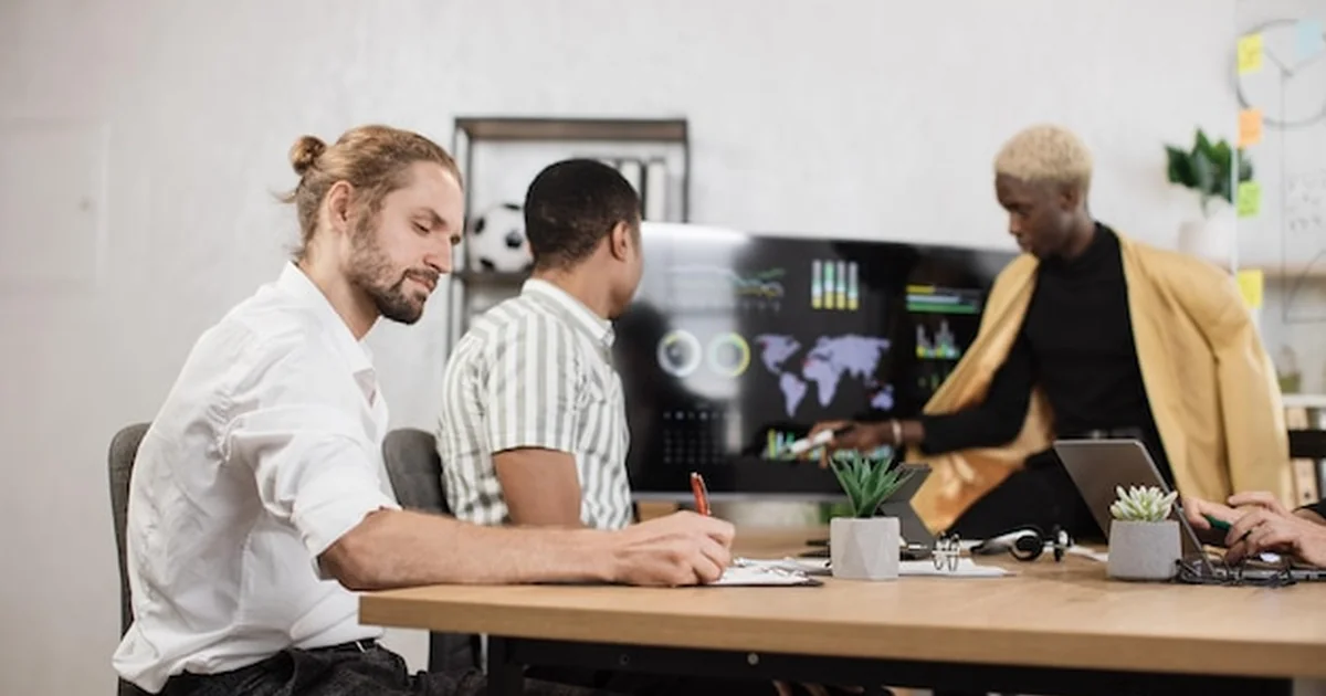 Desenvolvedor e profissional de marketing trabalhando em setup digital