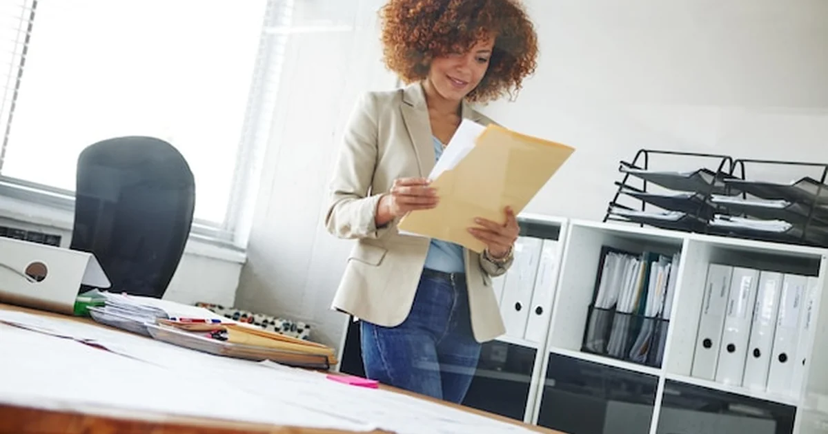 Documentos, certificado digital e contrato sobre a mesa