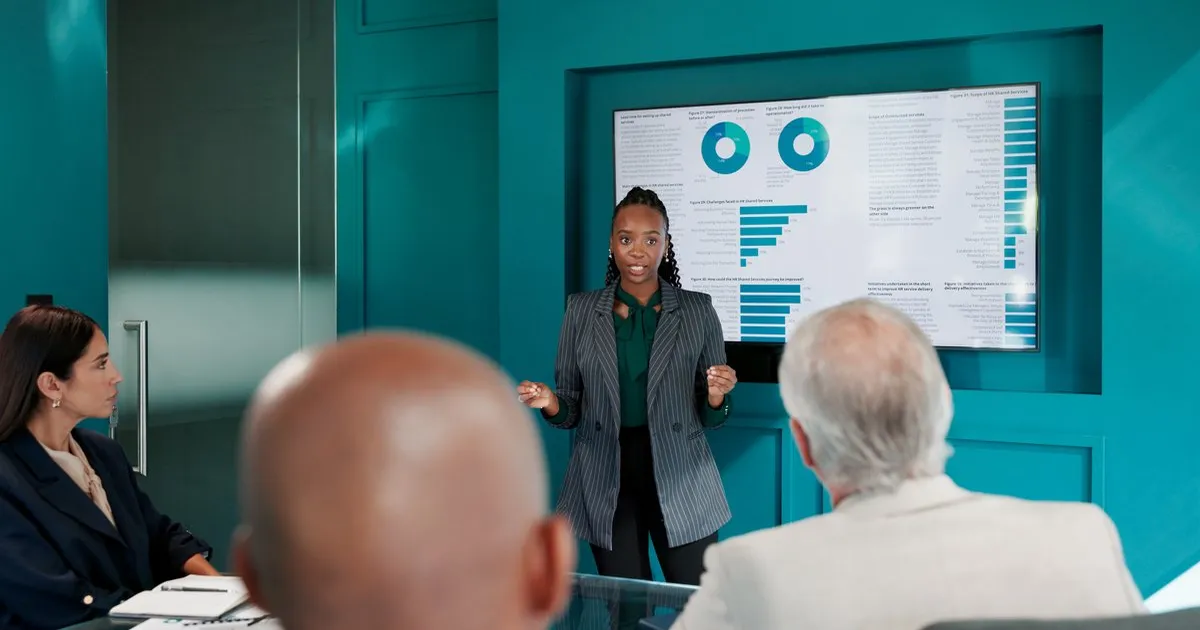 Consultor realizando treinamento corporativo para equipe empresarial