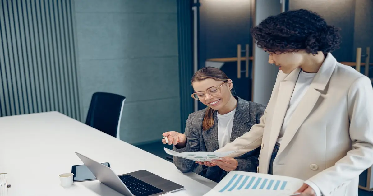 Contador profissional em reunião com cliente discutindo serviços contábeis