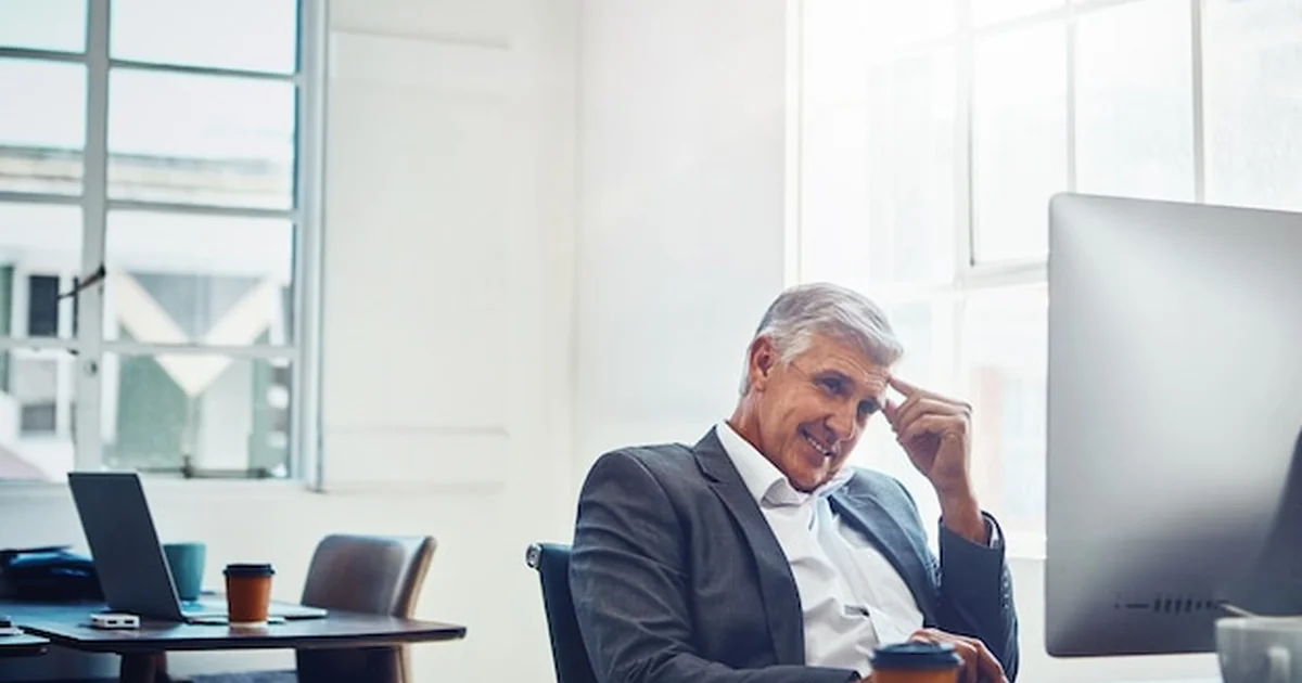 Jovem empresário analisando documentos e decidindo trocar de contador