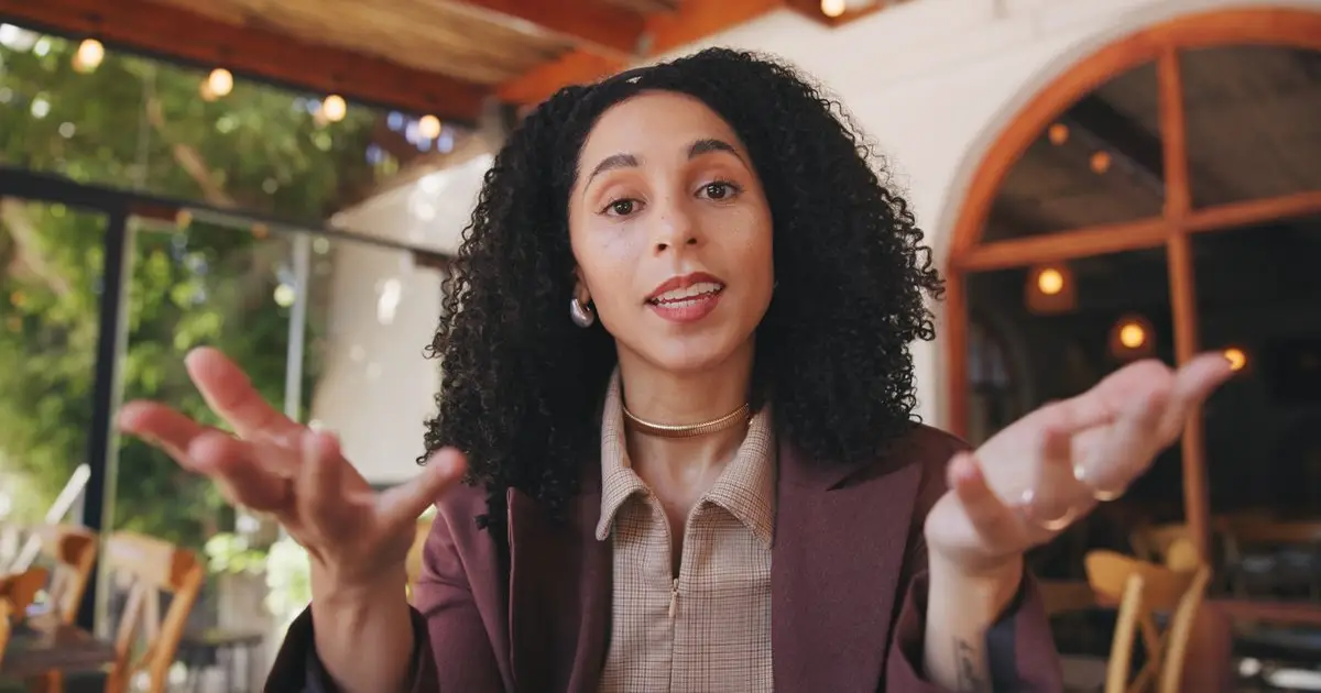 Empresária em videochamada representando diferentes tipos de empresa no Brasil