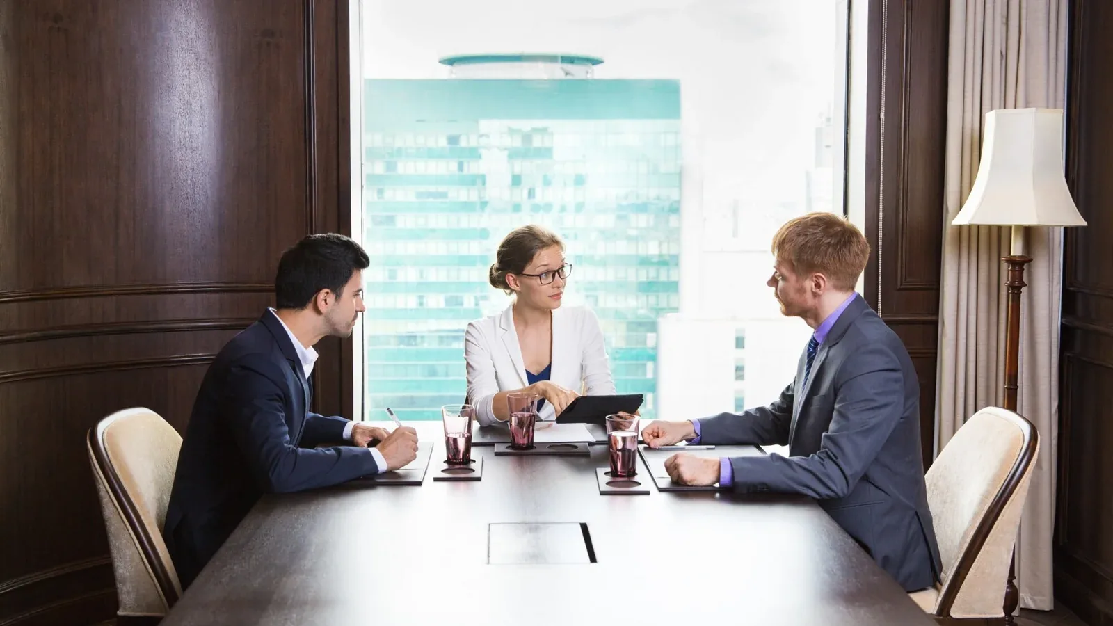 Profissionais da Parceria Assessoria Contábil em reunião com clientes em Florianópolis